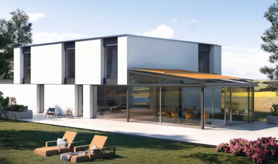 Modernes Wohnhaus mit Wintergarten und Liegen im Garten