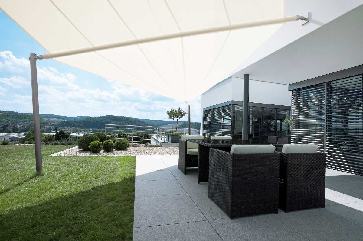Weißes Sonnensegel über dem Outdoor-Bereich eines Hauses