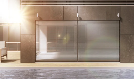 Moderne Fassade einer Terrasse mit Sonnenstrahlen und Jalousien