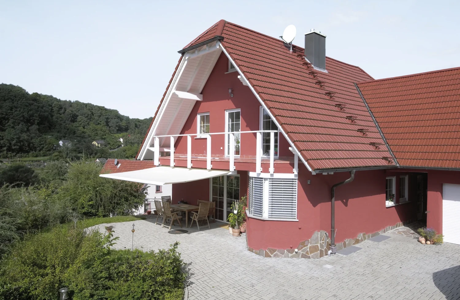 Klassisches Wohngebäude mit Balkonen und Ziegelsteinfassade