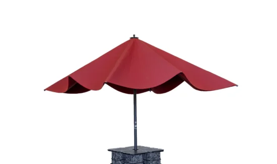 Roter Sonnenschirm mit stabilem Steinfuß