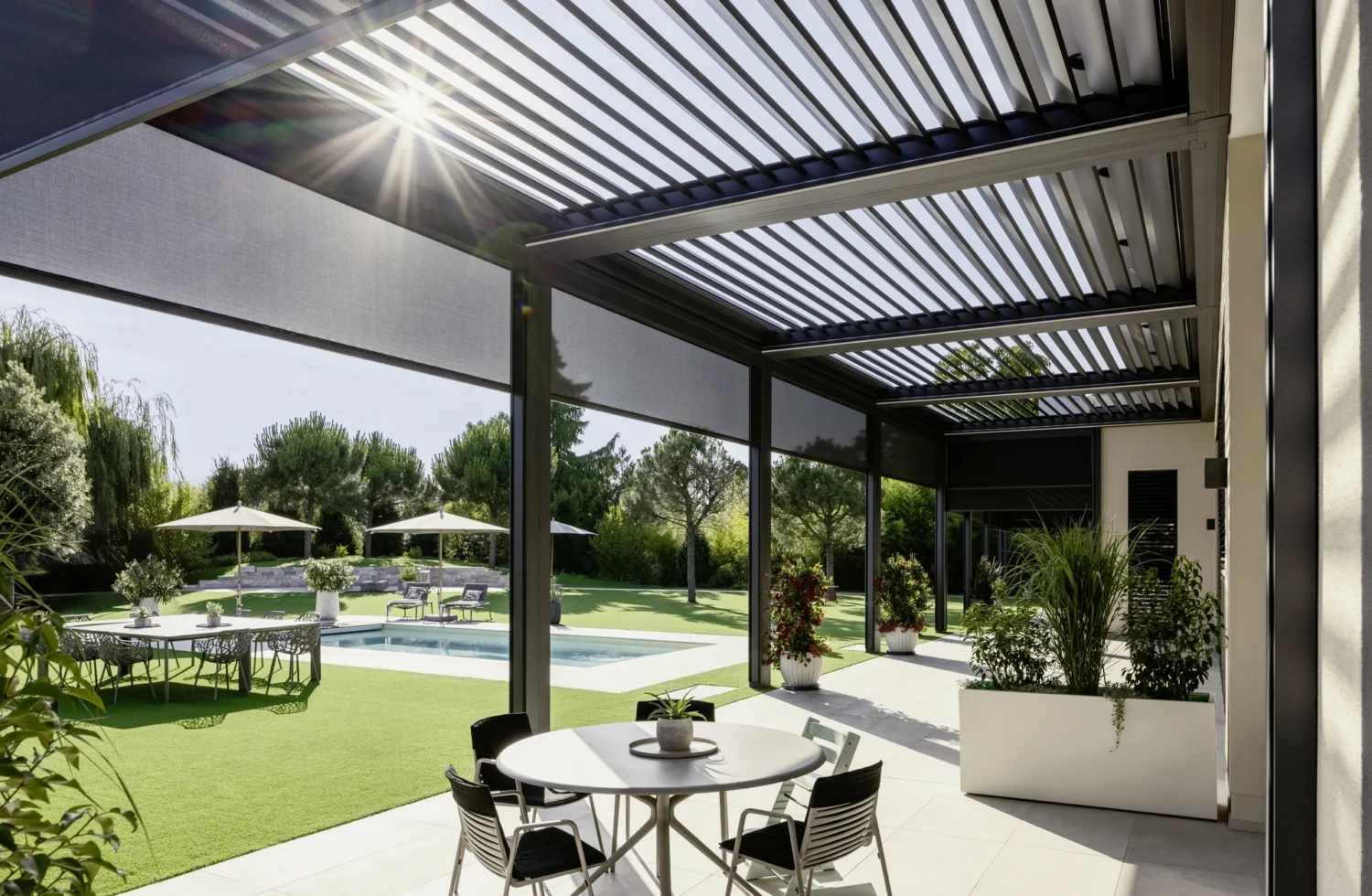 Moderne Terrasse mit Pergola und Pool im Garten