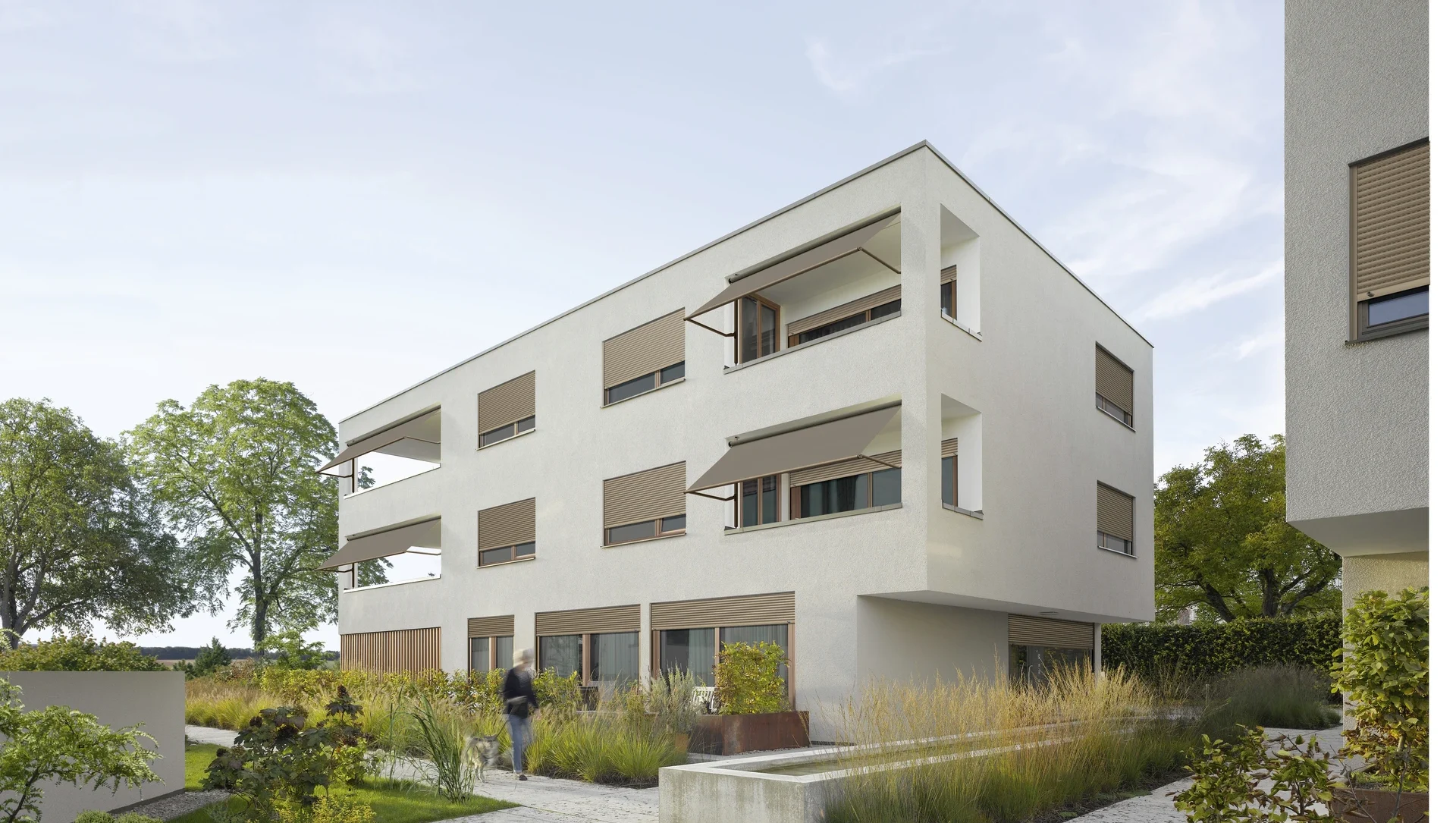 Modernes Mehrfamilienhaus mit Garten in ruhiger Umgebung