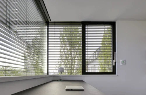 Eckfenster mit Außenjalousie und einem digitalen Thermostat