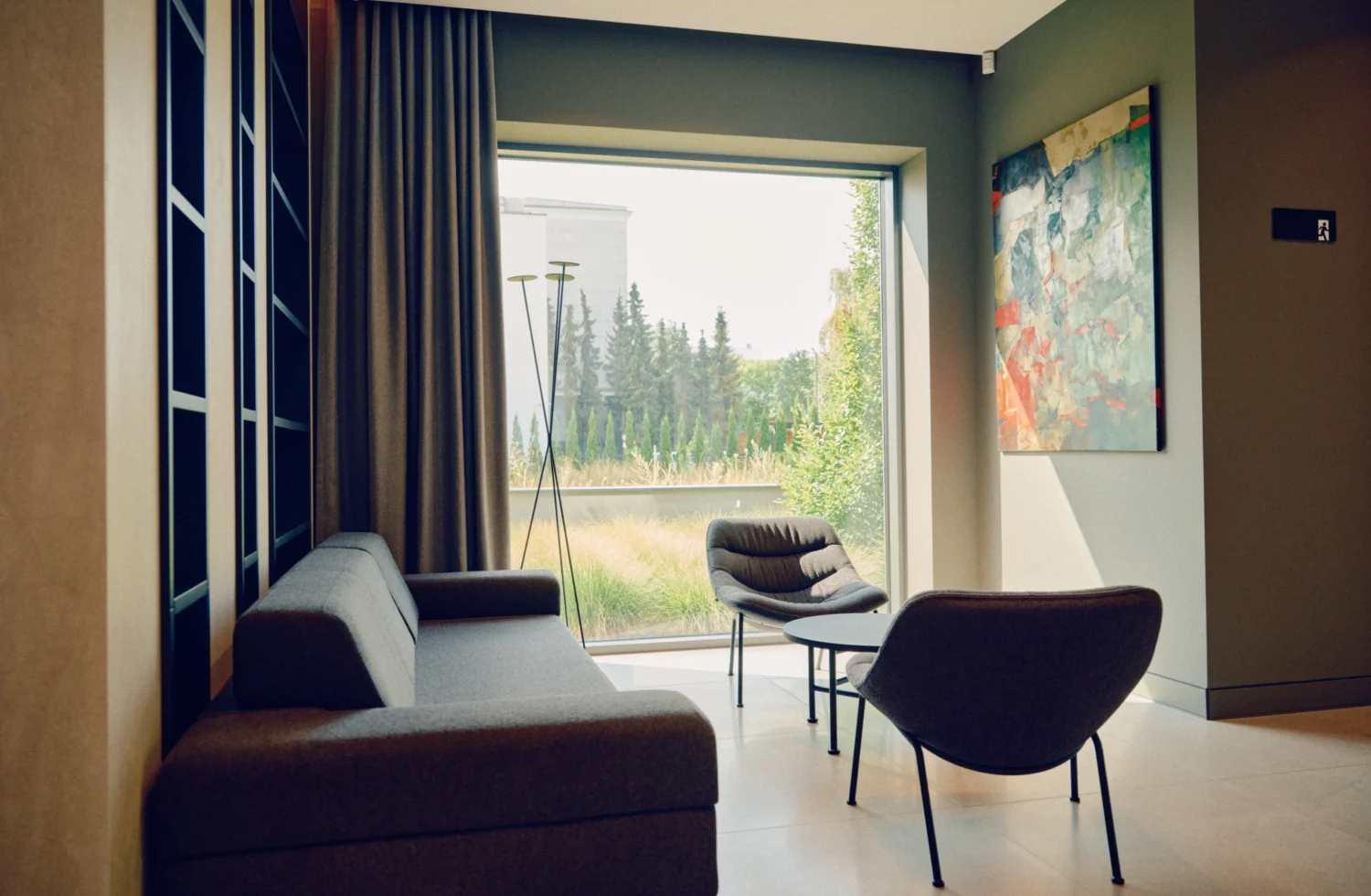 Stilvolles großes Fenster mit Blick in die Ferne mit zurückgezogenem Vorhang.