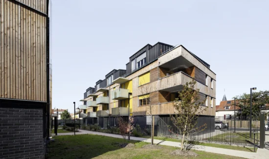 Modernes Mehrfamilienhaus mit Balkon und gelben Markisen - Basis-Markise