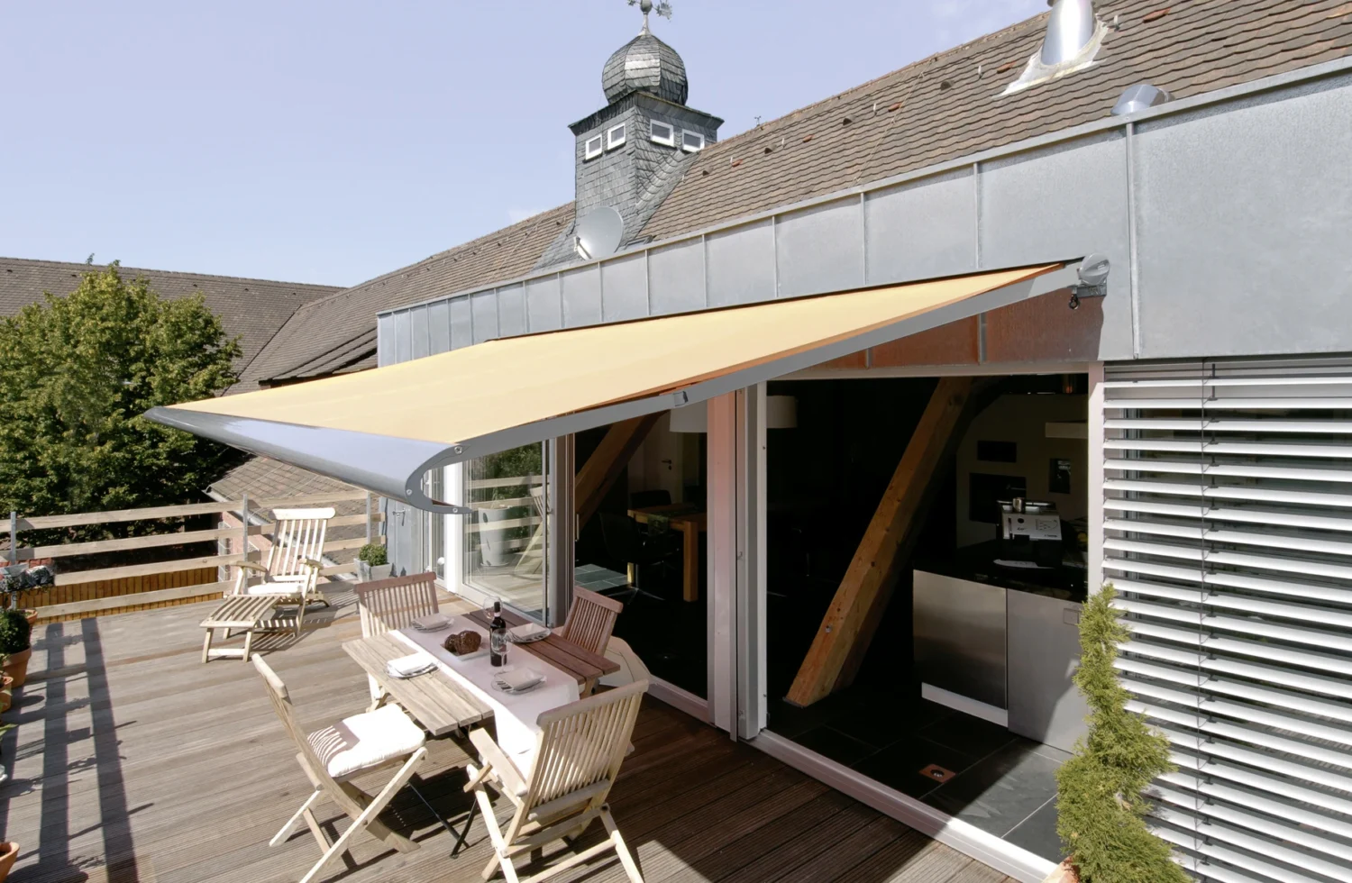 Markise an moderner Hauswand