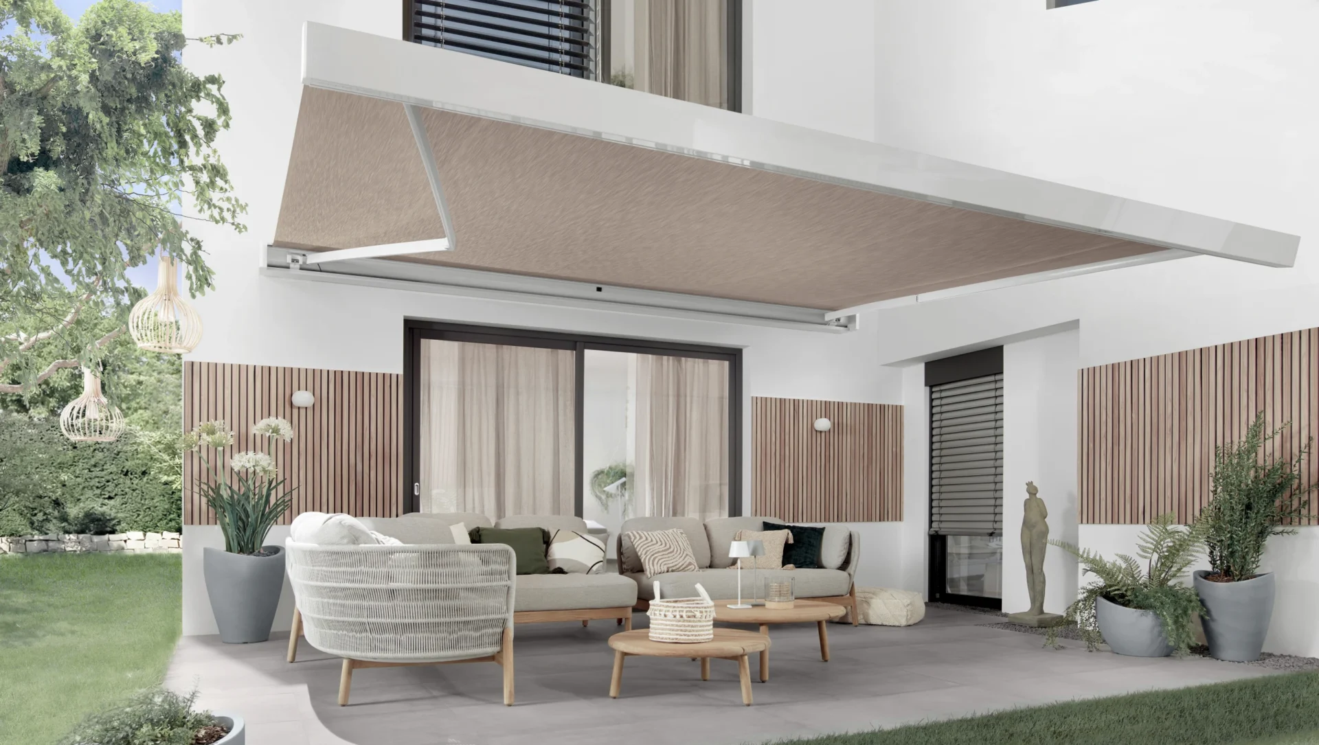 Moderne Terrassenmarkise mit stilvoller Einrichtung