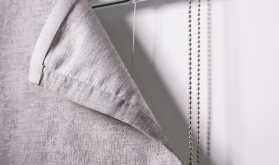 Raffrollo kann durch Klettverschluss zum Waschen abgenommen werden.