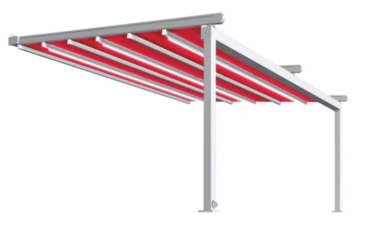 Moderne Terrassenüberdachung mit rotem Stoff und LED-Beleuchtung